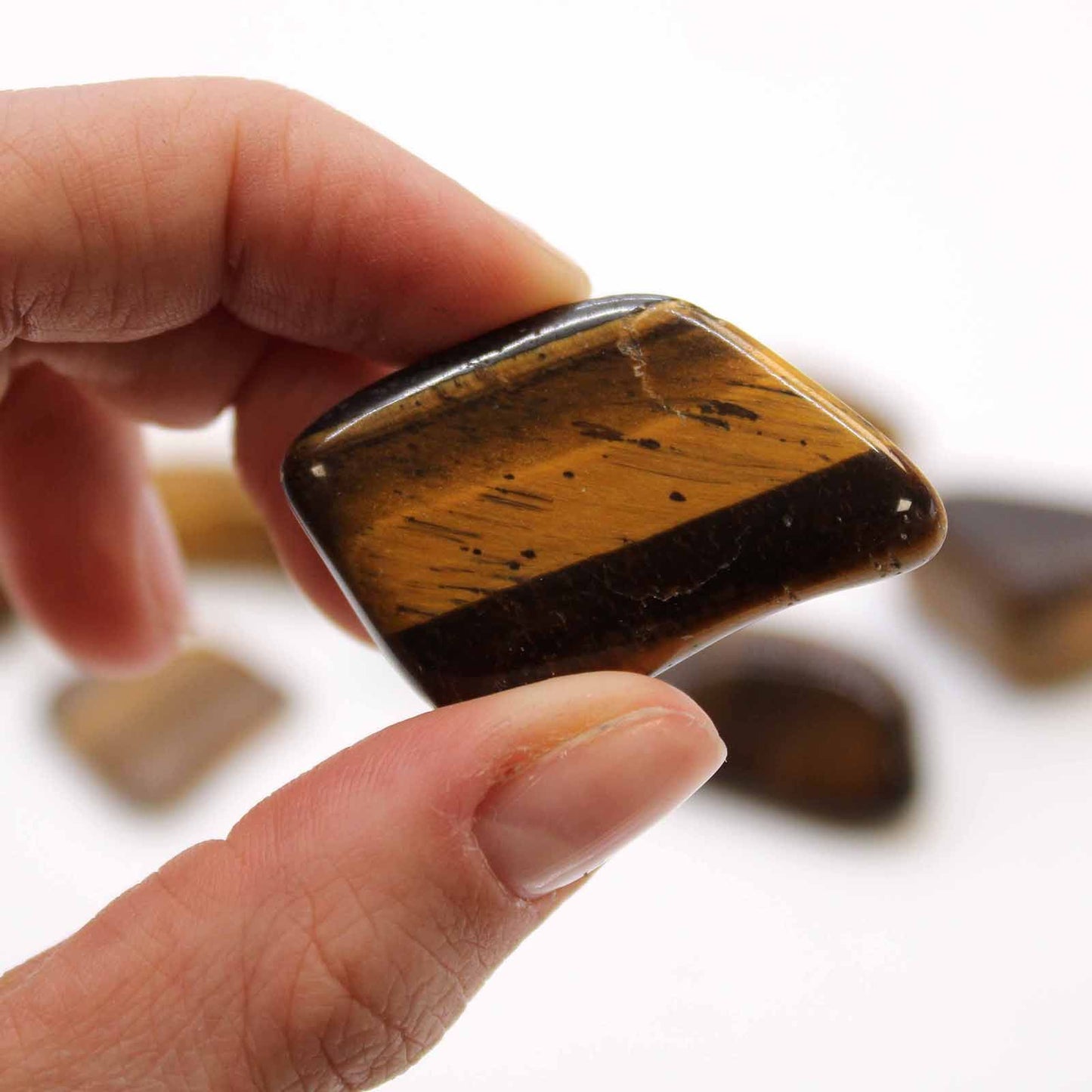 L Tumble Stones - Tiger Eye - Gold – detail view