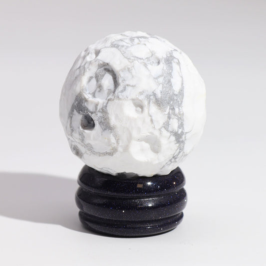 White Howlite Planet on a Sola Goldstone Stand (MOON) – detail view