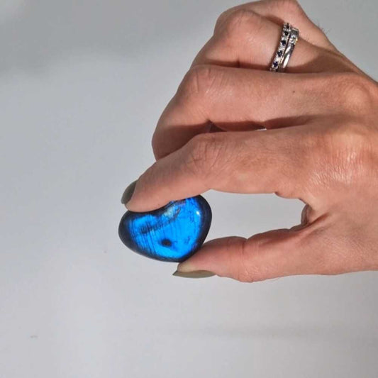 Madagascar Labradorite Hearts Stone (approx 25gm 40mm) – detail view