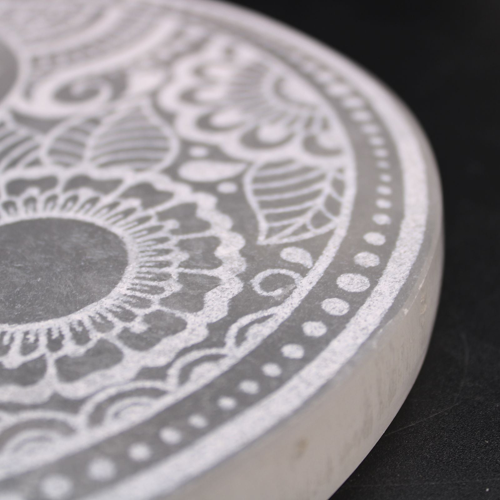 Large Charging Plate 18cm - Feng Shui – lifestyle shot