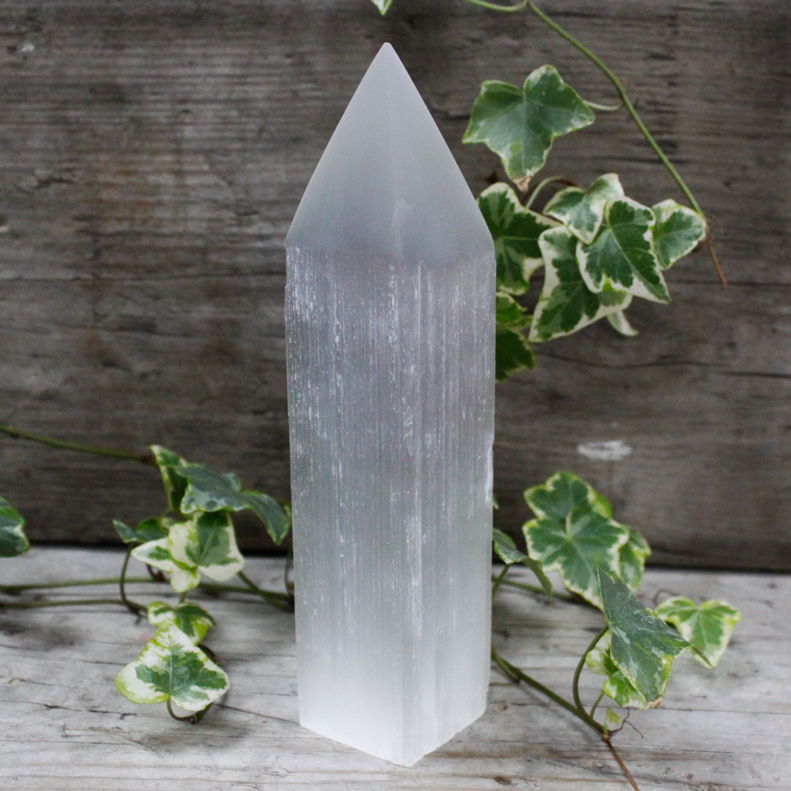 Selenite Pencil Point Tower - 20 cm – lifestyle shot