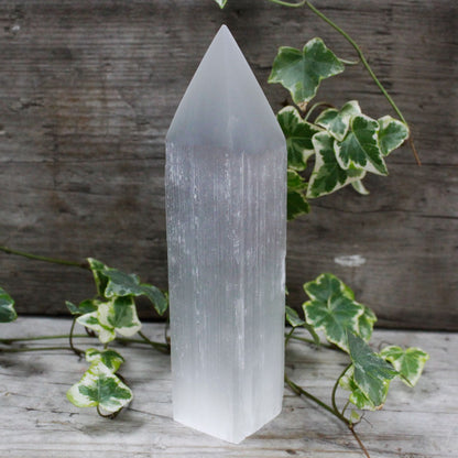 Selenite Pencil Point Tower - 20 cm – lifestyle shot