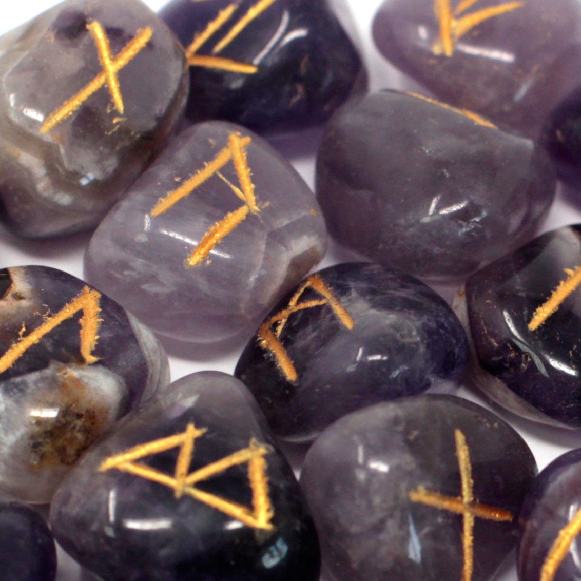 Runes Stone Set in Pouch  - Amethyst – detail view