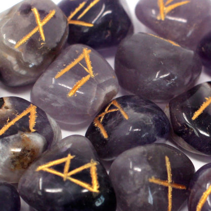Runes Stone Set in Pouch  - Amethyst – detail view