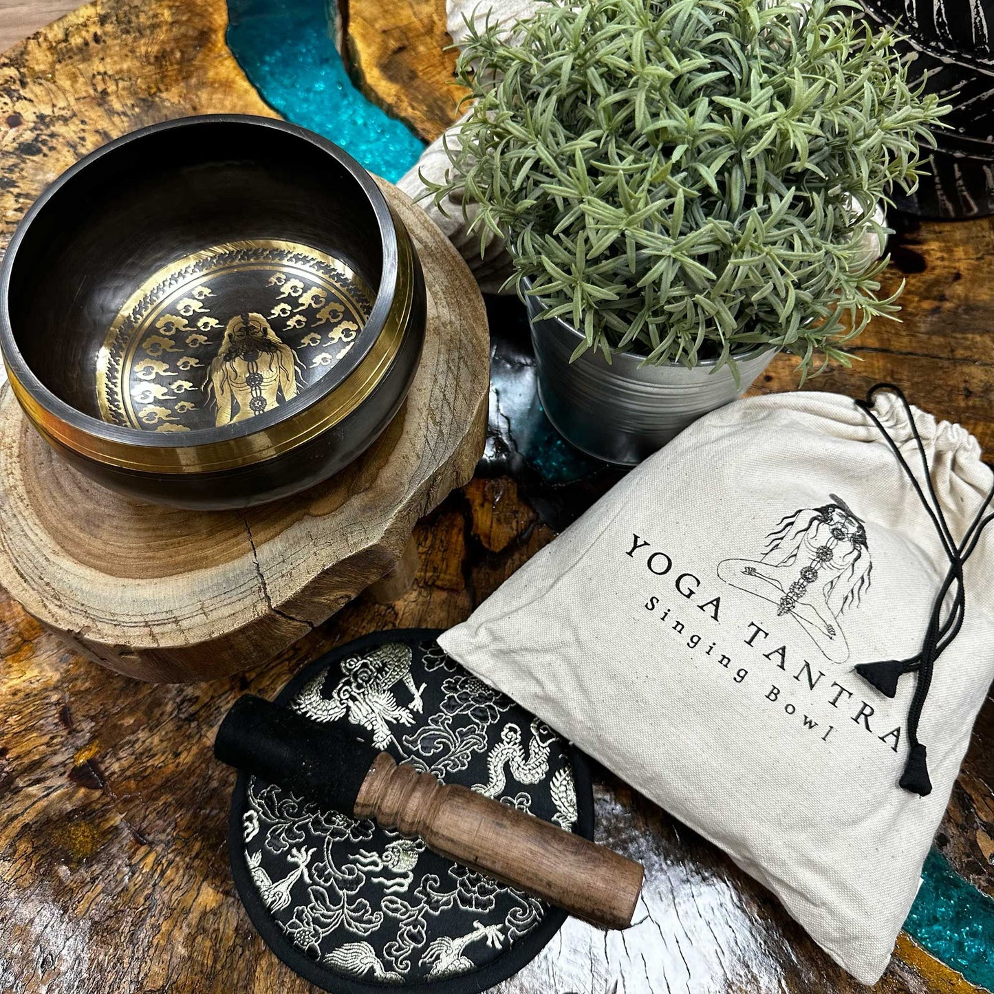 Hand Beaten & Engraved Singing Bowl Gift Set - 14cm - Yogi – detail view