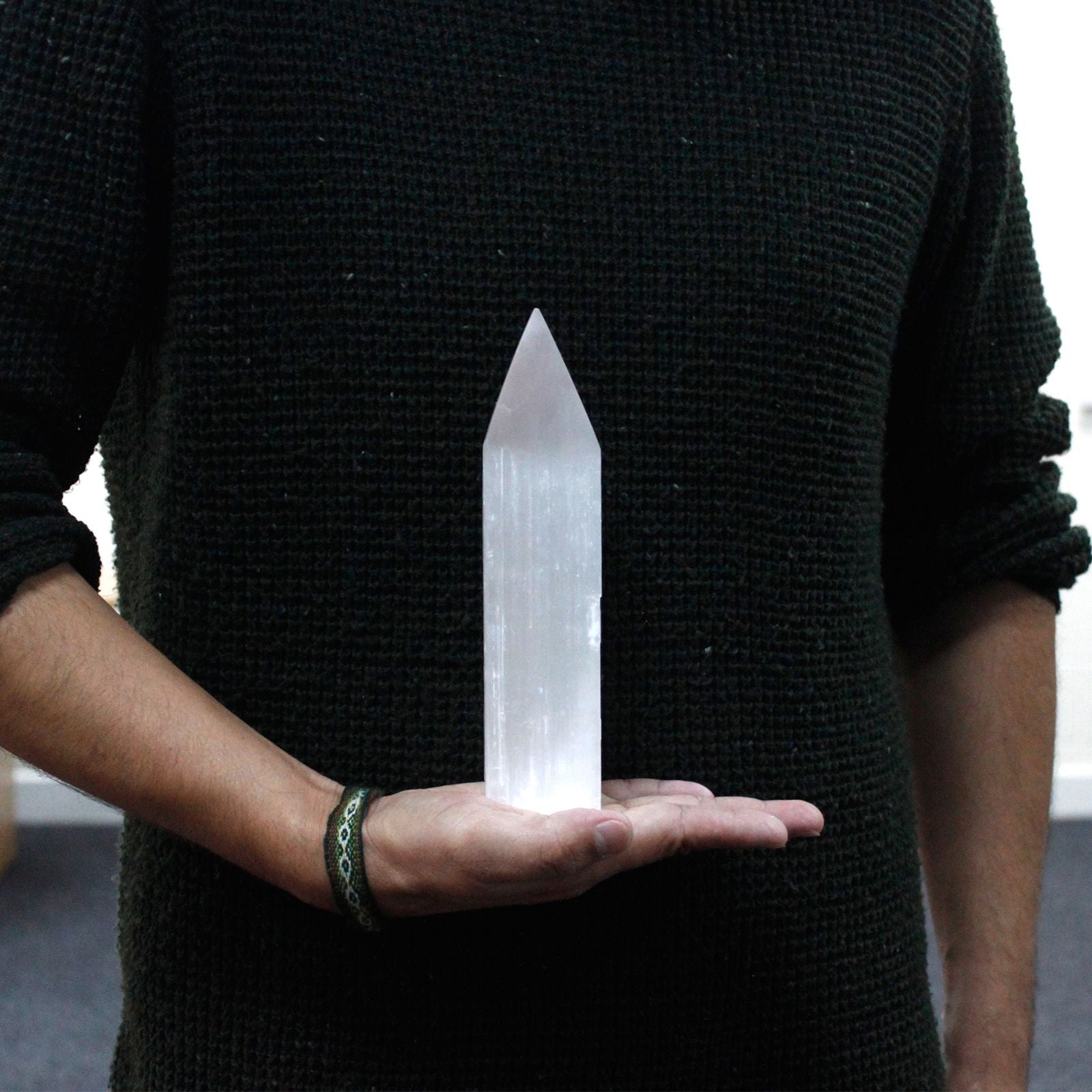 Selenite Pencil Point Tower - 20 cm – detail view