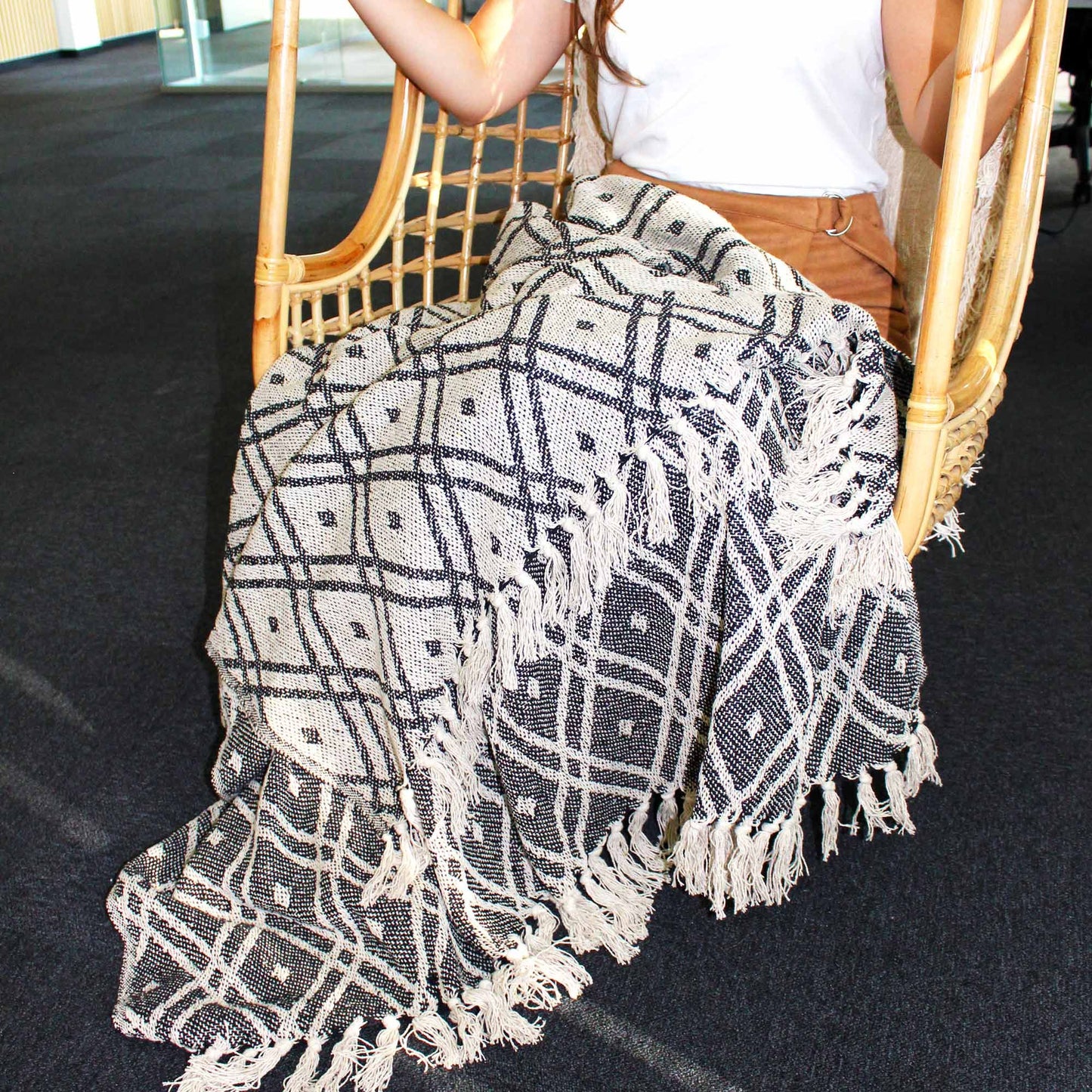 Midnight Regency Soft-Weave Throw – Grey & Beige Tassel Design