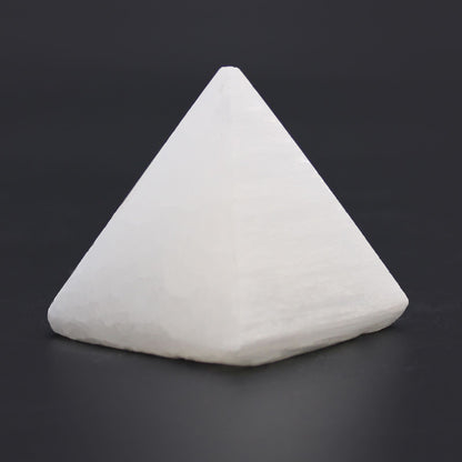 Selenite Pyramid - 5 cm – lifestyle shot