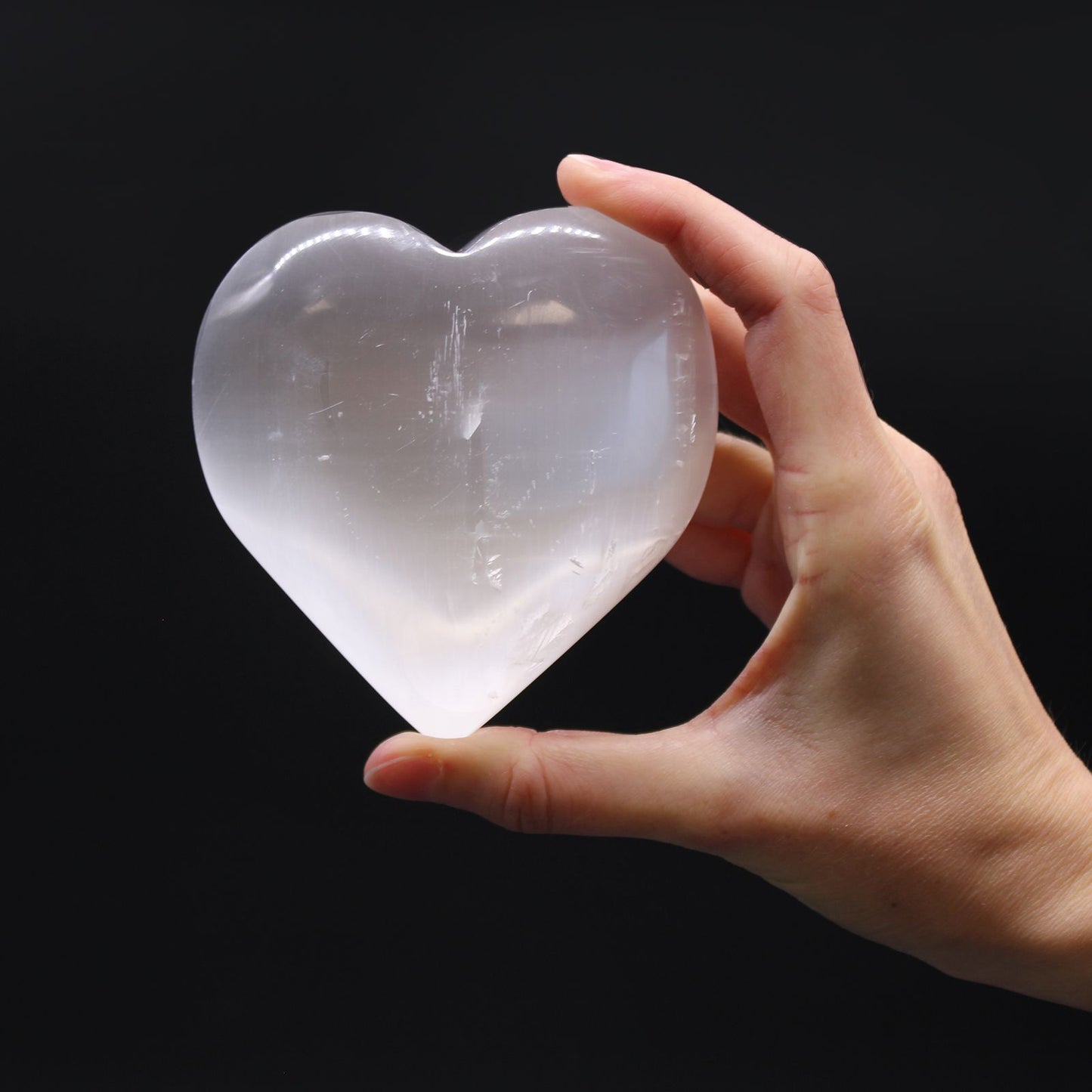 Selenite Heart - 10 cm – lifestyle shot