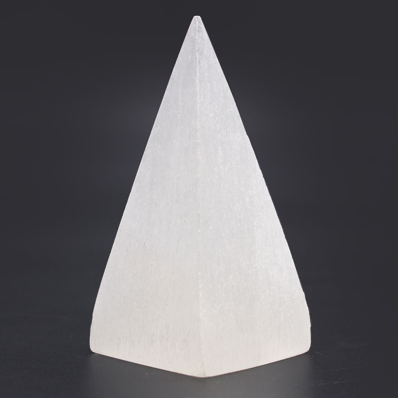 Selenite Pyramid - 10 cm – detail view