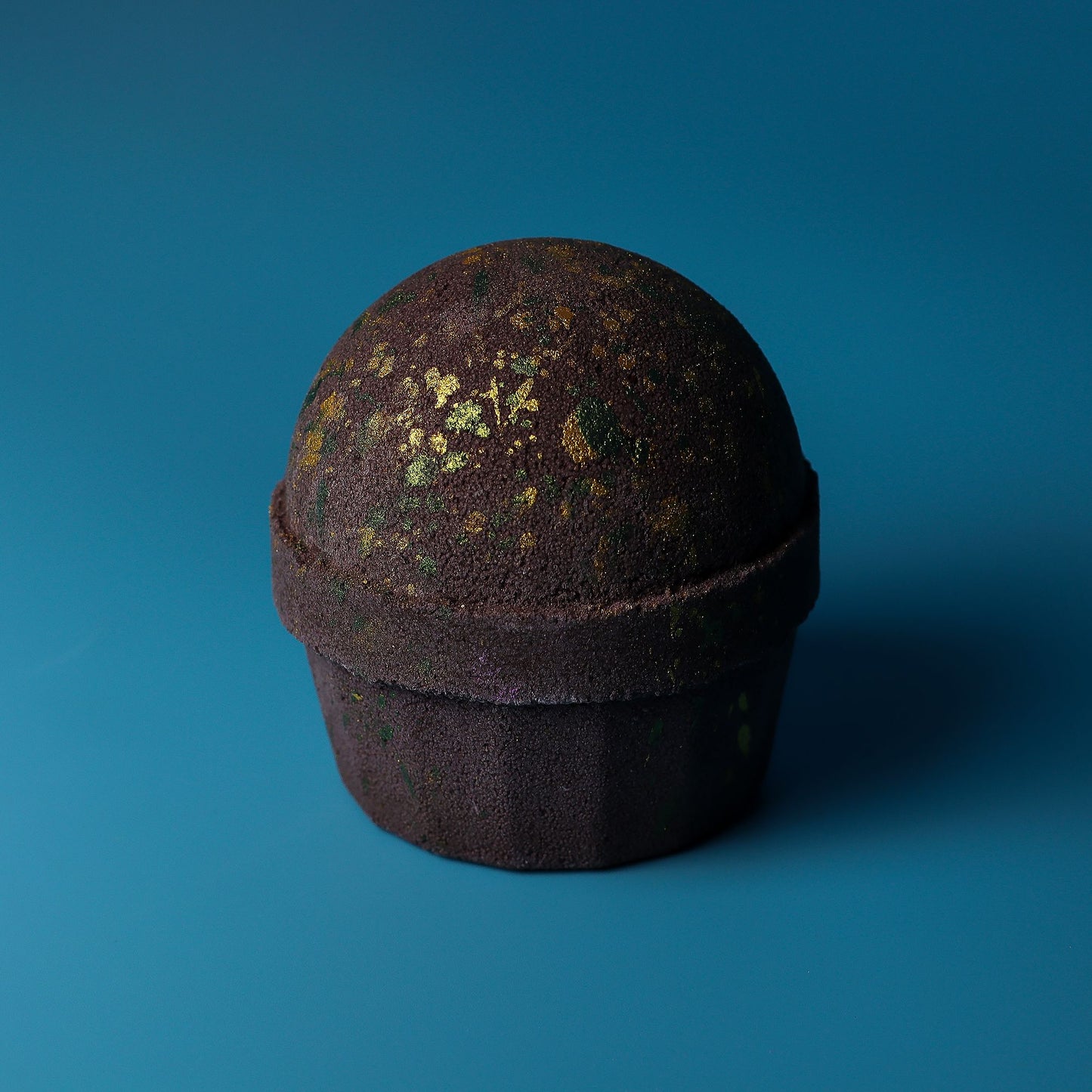 Dubai Bath Bomb - Emerald Oudh Truffle – detail view