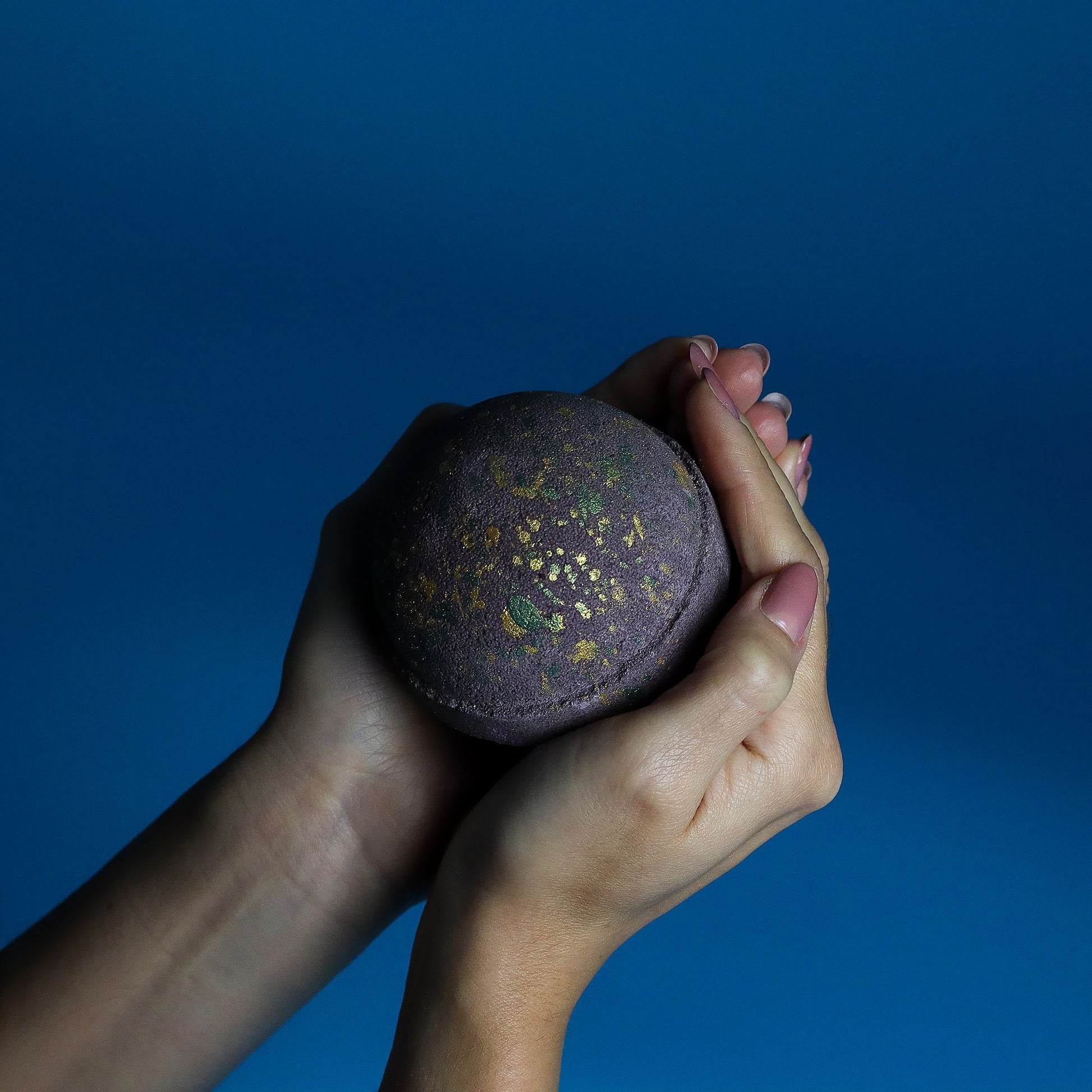 Dubai Bath Bomb - Emerald Oudh Truffle – lifestyle shot