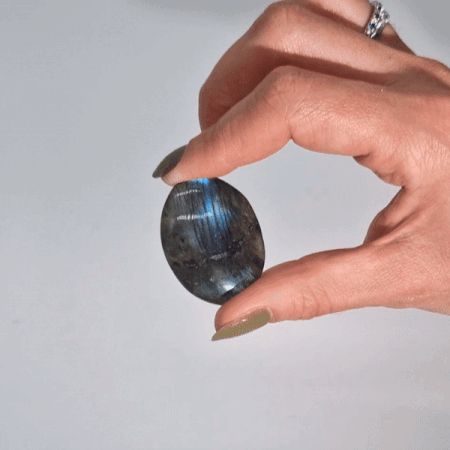 Madagascar Labradorite Palm Stone (approx 25-30gms 55-60mm) – detail view