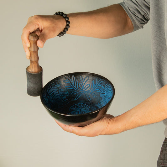 Aluminum Singing Bowl - Magic Mushroom - Blue (20cm) – detail view