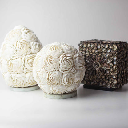 Coastal Rose Bloom Shell Lamp –  Handcrafted Glow (15cm)