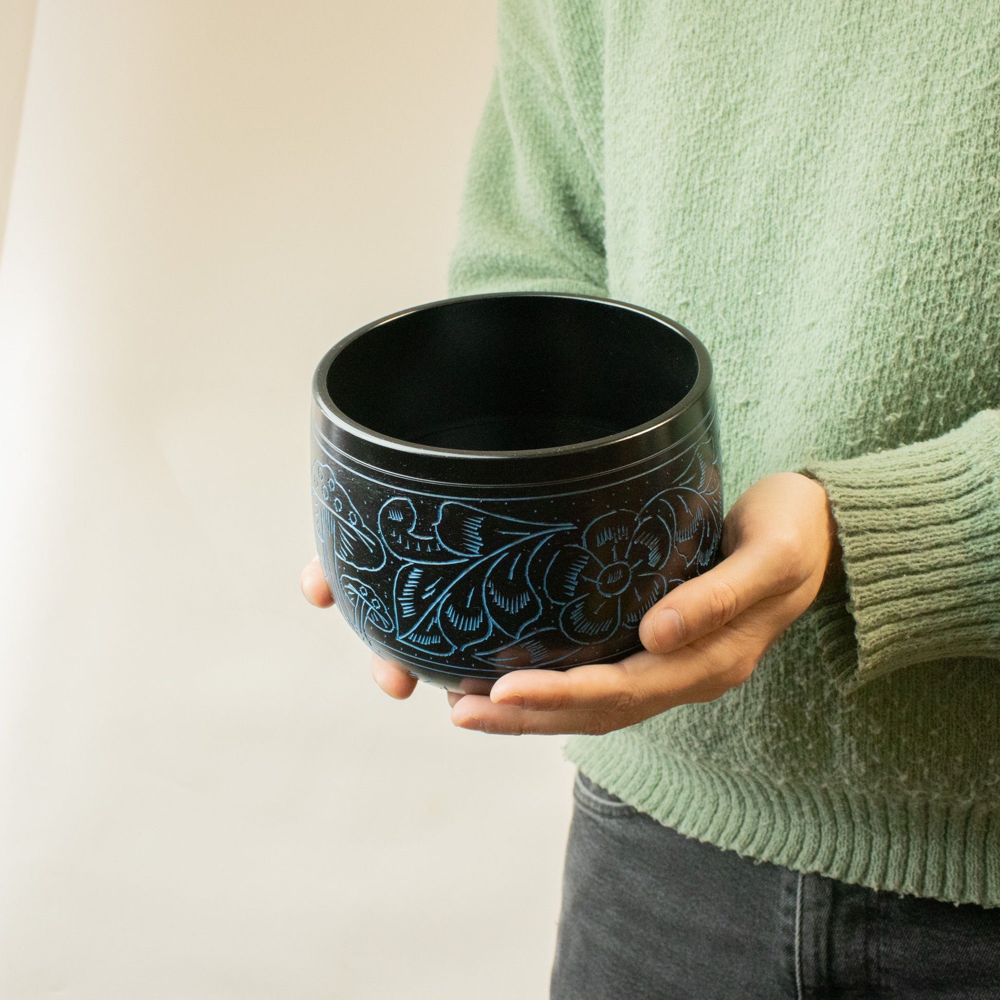 Cauldron Singing Bowl - Magic Mushroom - Blue (15cm) – lifestyle shot