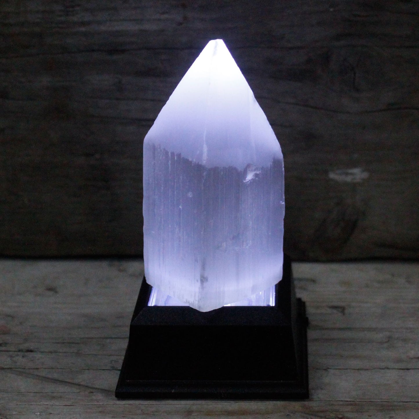Selenite Pencil Point Tower - 10 cm – lifestyle shot