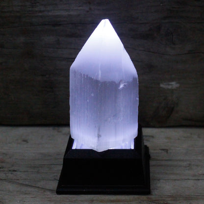 Selenite Pencil Point Tower - 10 cm – lifestyle shot