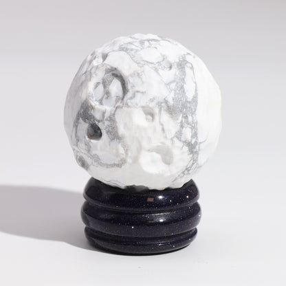 White Howlite Planet on a Sola Goldstone Stand (MOON) – detail view