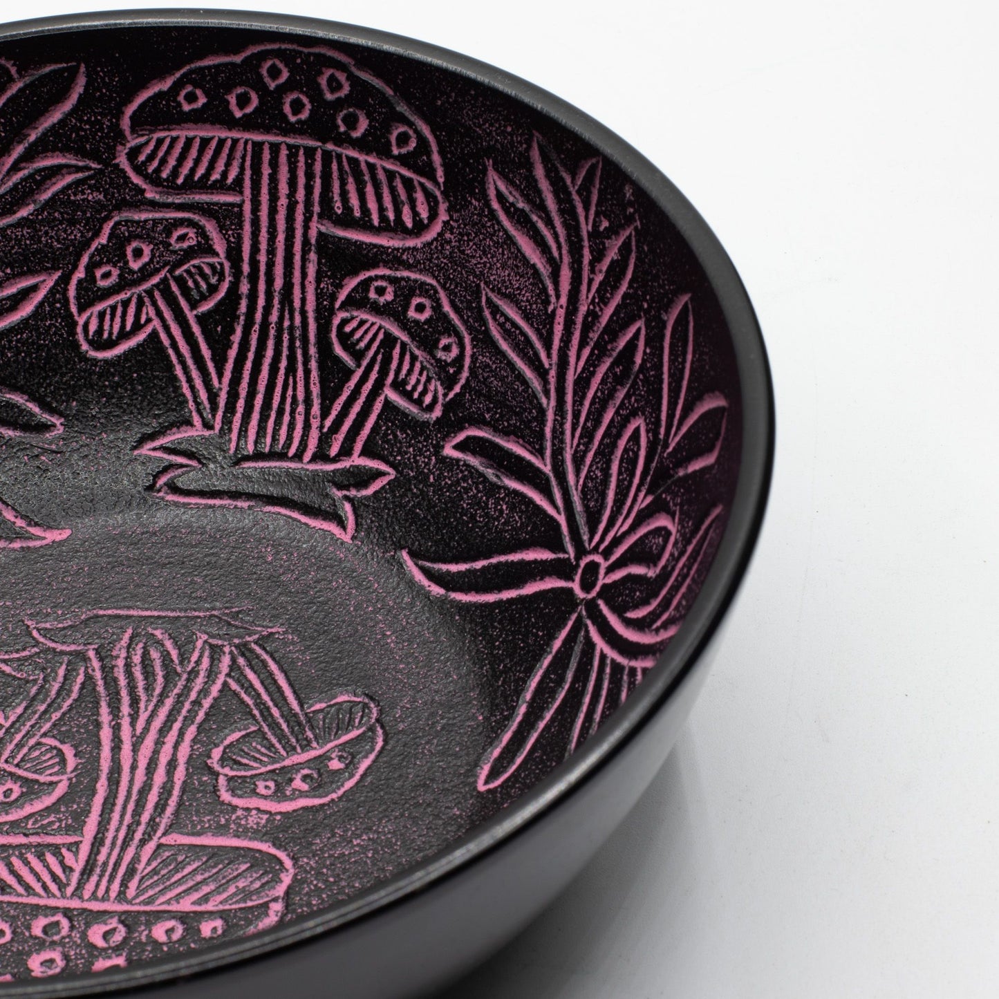 Aluminum Singing Bowl - Magic Mushroom - Pink (20cm) – lifestyle shot