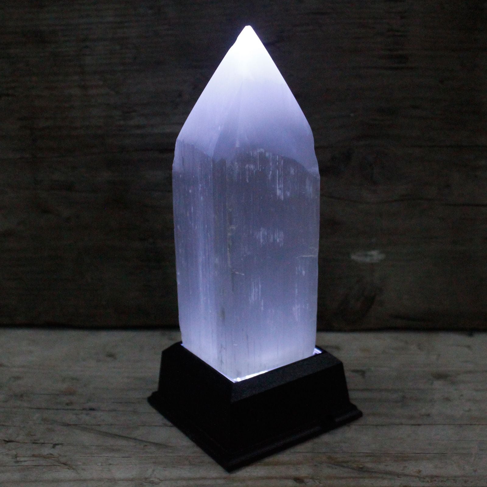 Selenite Pencil Point Tower - 15 cm – lifestyle shot