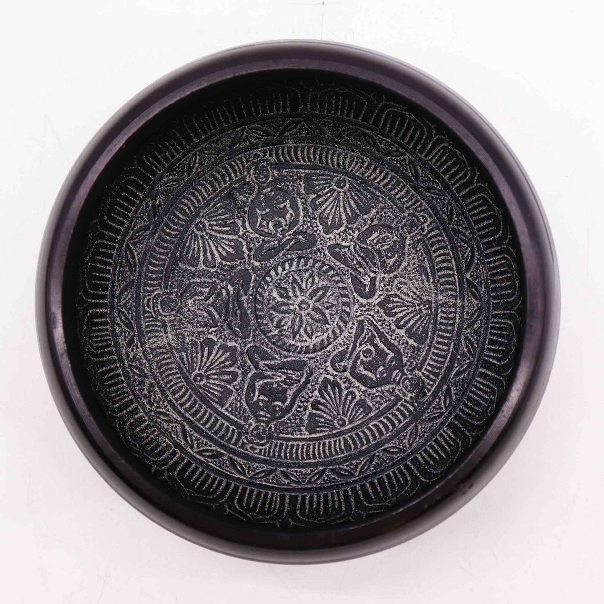Earth Powder Singing Bowl - Om Five Buddha - 16cm – lifestyle shot