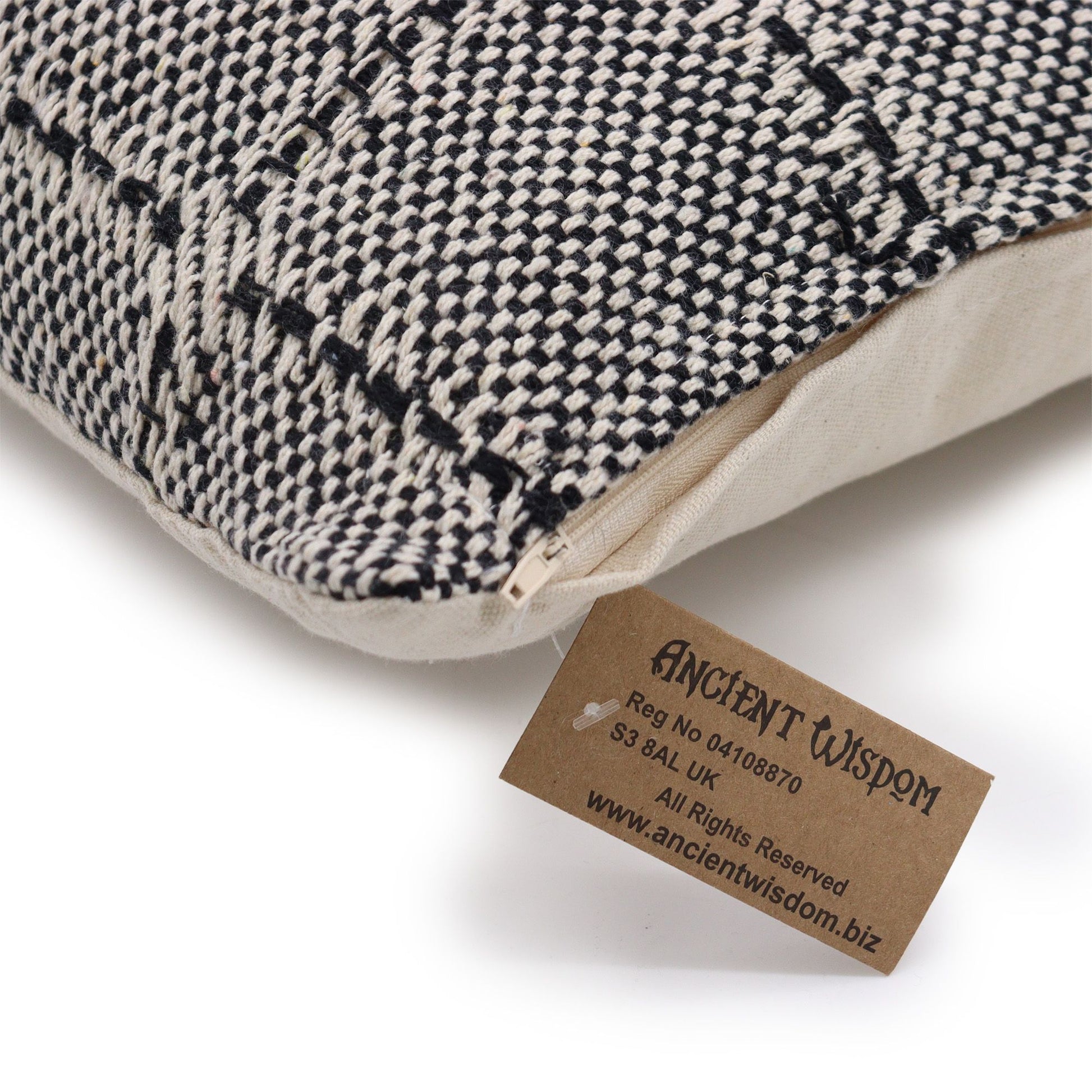 Stone Grid Textured Cushion Cover – 40x40 cm – detail view