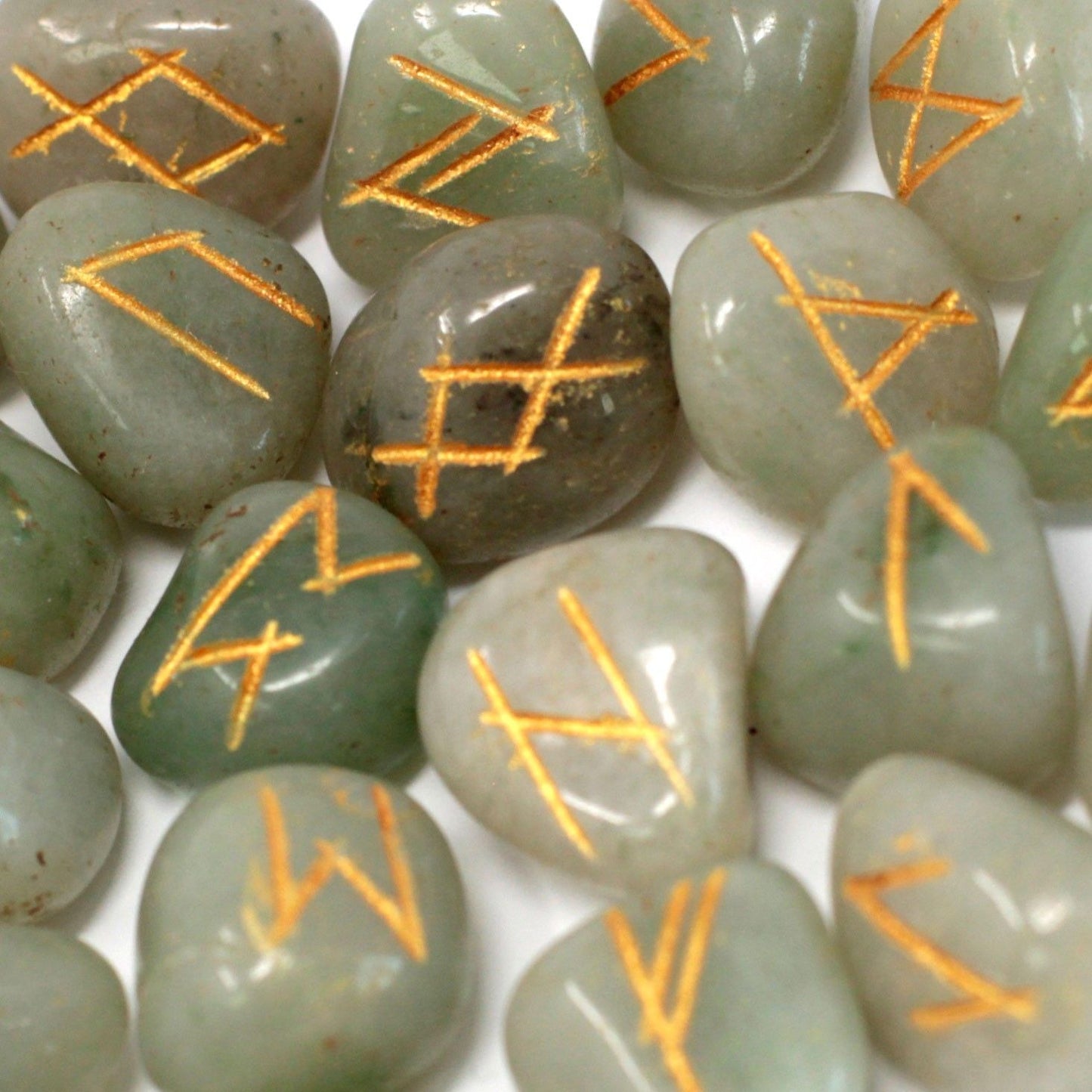 Runes Stone Set in Pouch - Green Aventurine – detail view