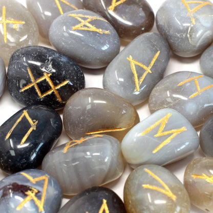 Runes Stone Set in Pouch - Grey Agate – detail view