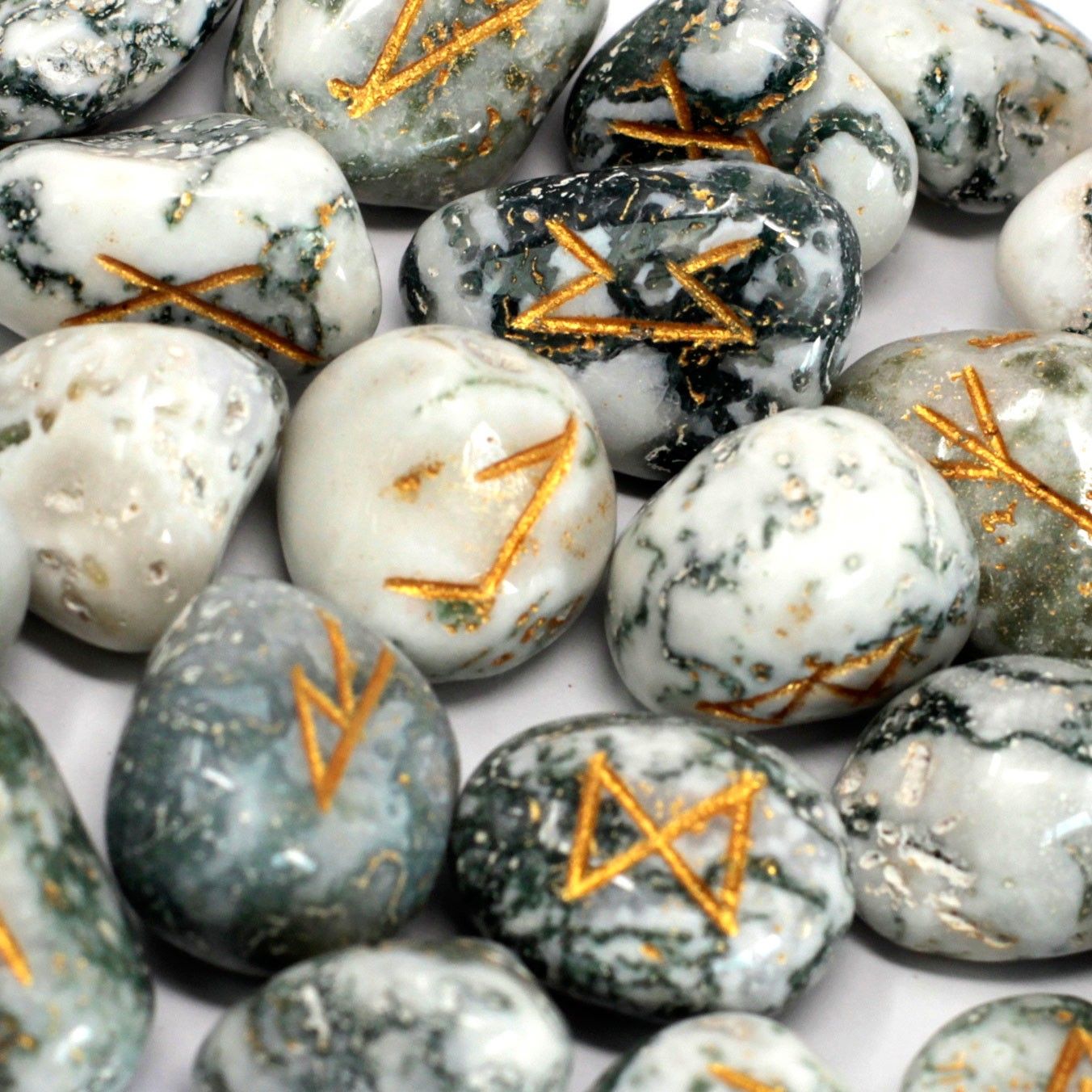 Runes Stone Set in Pouch - Tree Agate – detail view