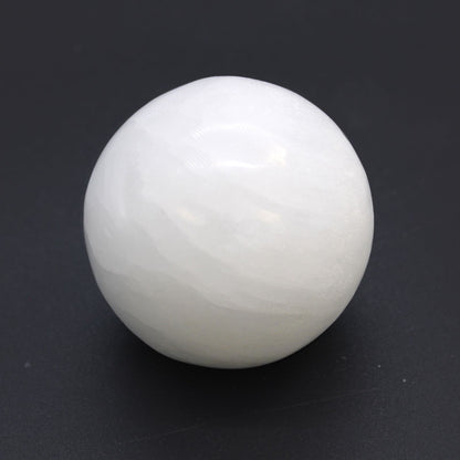 Selenite Sphere - 5-6 cm – detail view