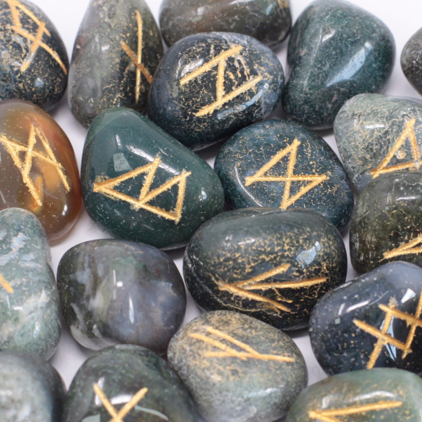 Runes Stone Set in Pouch - Moss Agate – detail view