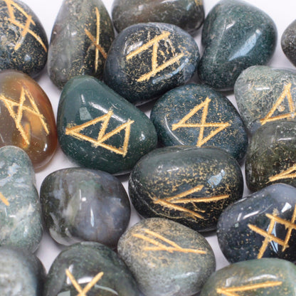 Runes Stone Set in Pouch - Moss Agate – detail view