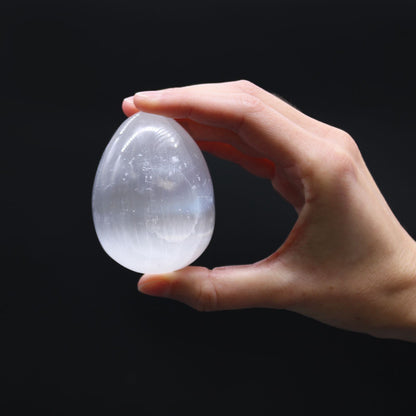 Selenite Egg - 5 - 6 cm – lifestyle shot
