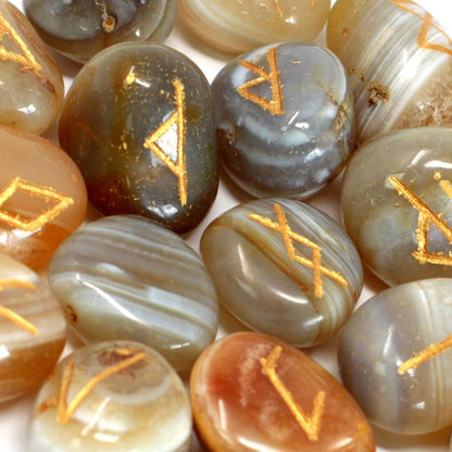 Runes Stone Set in Pouch - Banded Agate – detail view