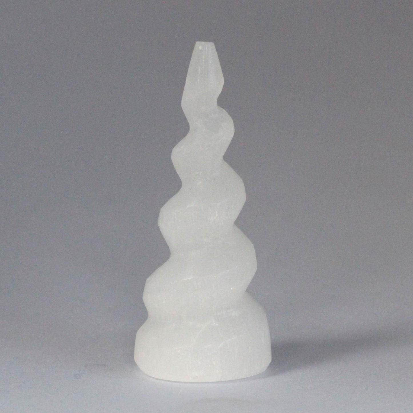 Selenite Spiral Unicorn Horn Tower - 10 cm – detail view