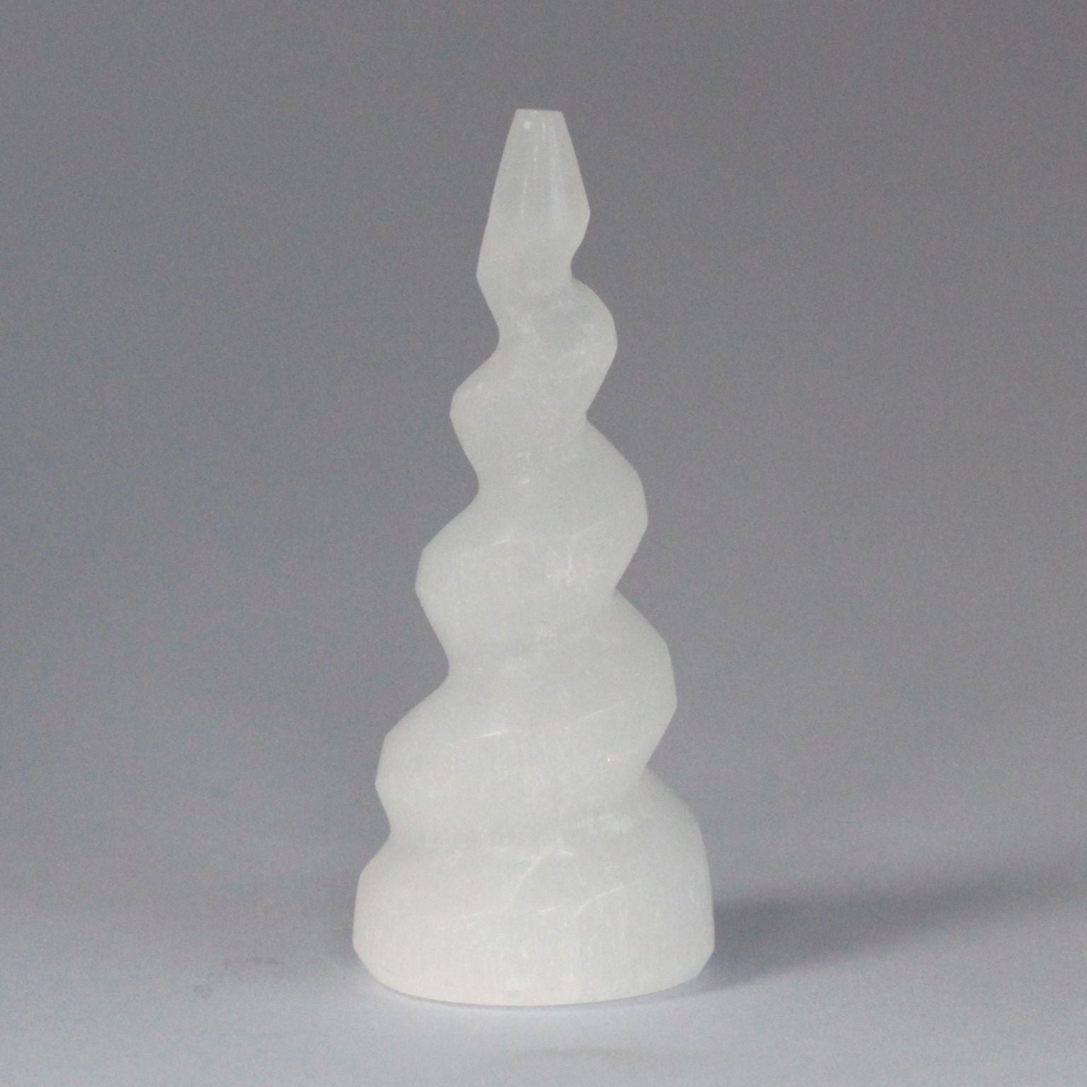 Selenite Spiral Unicorn Horn Tower - 10 cm – detail view