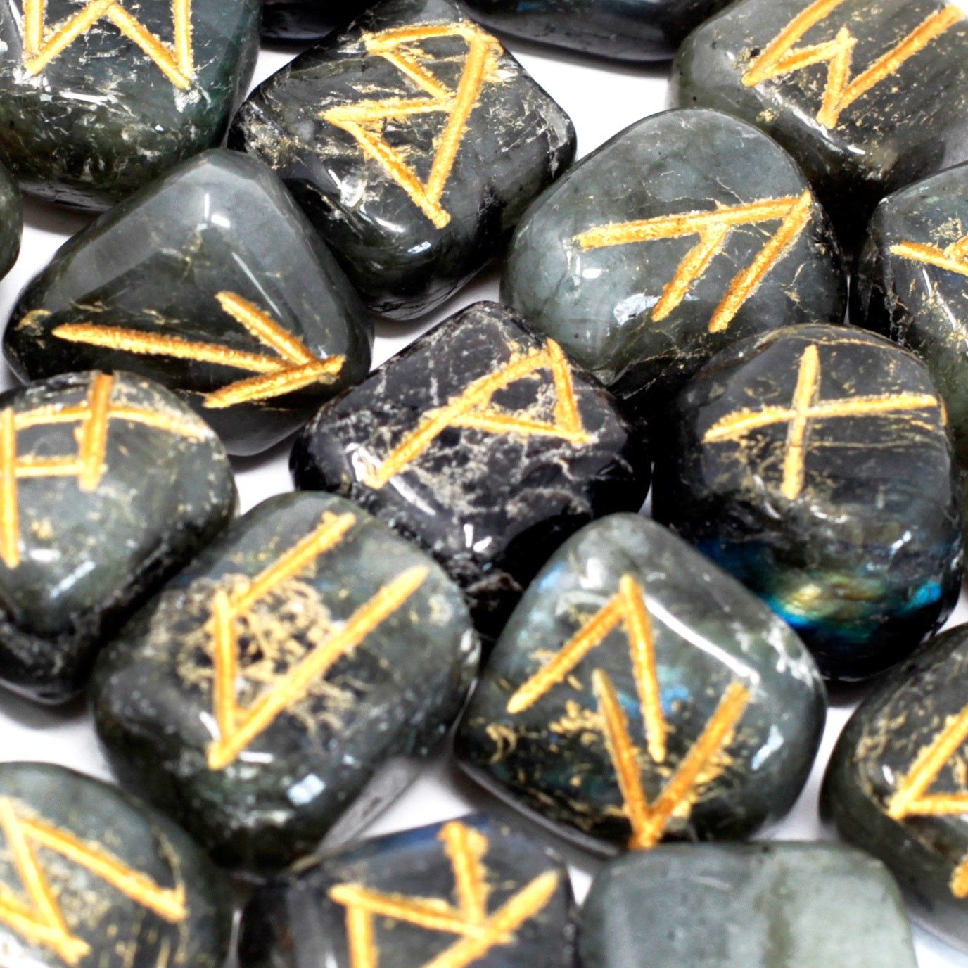 Runes Stone Set in Pouch - Labradorite – detail view