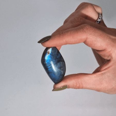 Madagascar Labradorite Leaf Stone (approx 15-20gms 45-55mm) – detail view